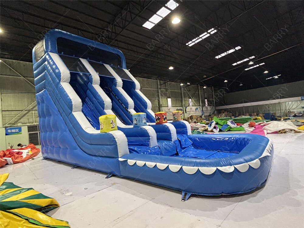 Resbaladilla inflable de PVC azul comercial para niños en el patio trasero con piscina para uso doméstico