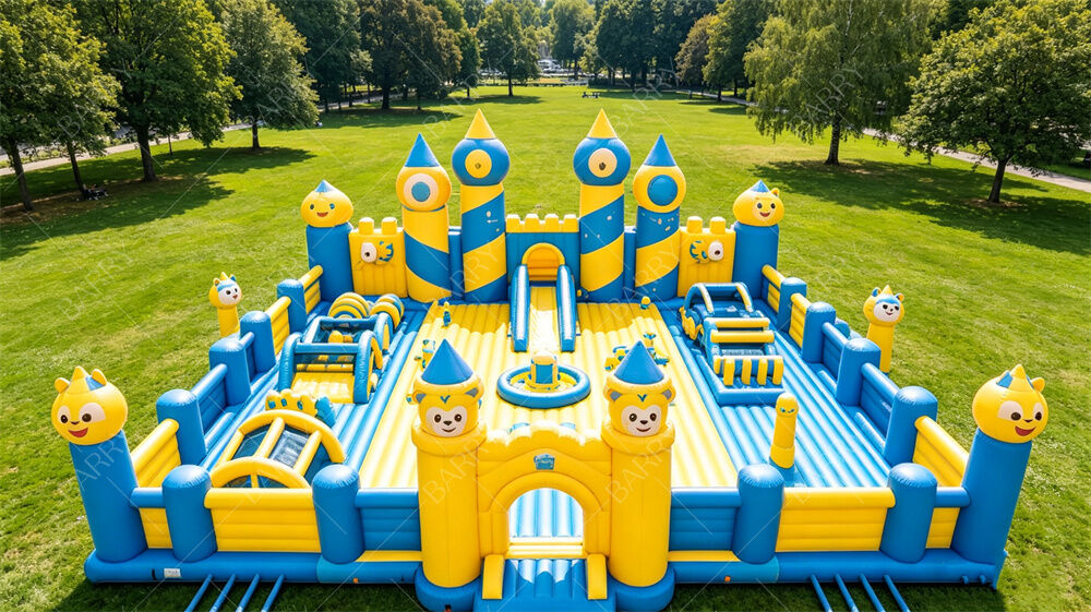 Combo de casa de salto inflable. Jardín infantil gigante con tobogán, campo de obstáculos y área de salto. PVC comercial para alquiler de fiestas, escuelas y festivales.