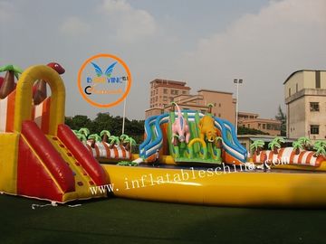 Parque inflable al aire libre del agua con los dinosaurios gigantes de la diapositiva que sorprenden el parque del agua