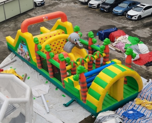 carrera de obstáculos inflable animal del PVC de 0.55m m con los juguetes el 15*5*4.5m
