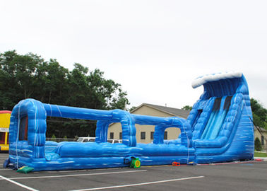 Resbalón inflable doble largo azul y diapositiva de los adultos gigantes con la piscina