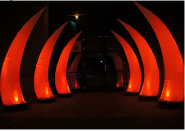El puente hermoso llevó la iluminación inflable para el tipo rojo del colmillo del partido de tarde