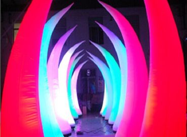 El puente hermoso llevó el tipo inflable del colmillo de la iluminación para el partido romántico