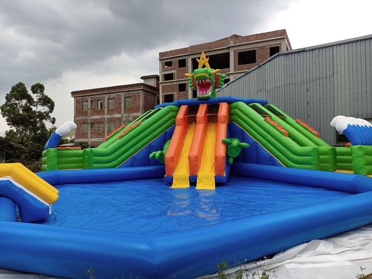 Parque inflable del agua subterránea de la tierra móvil con prenda impermeable de la diapositiva de la piscina