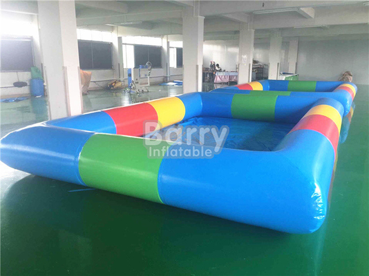 Piscina de agua portátil del color azul claro con los juguetes inflables los 4x6m