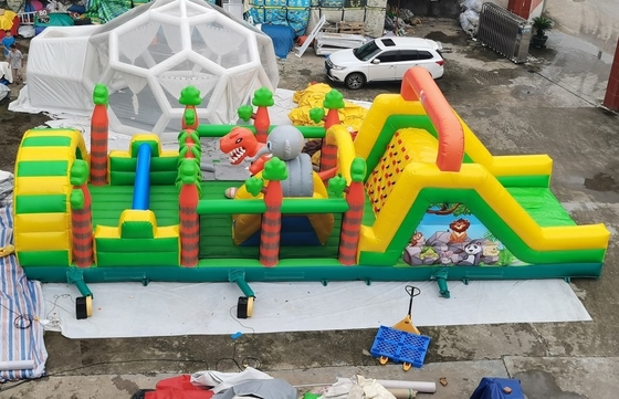 Carrera de obstáculos inflable de la lona con obstáculos insanos del funcionamiento del trampolín de los animales del dinosaurio