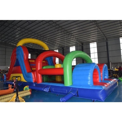 Los adultos gigantes compiten con la diapositiva inflable del castillo de la carrera de obstáculos del juego modificada para requisitos particulares