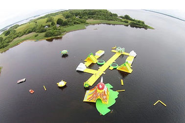 Parque inflable del agua de la bahía grande estupenda impresionante, deportes acuáticos amarillos para el océano