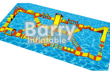 Carrera de obstáculos flotante inflable de los juegos del agua con la lona del PVC de 0.9m m Platón
