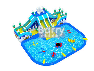 El aire inflable del parque del agua de la diapositiva del oso embroma el patio inflable con los juguetes del agua