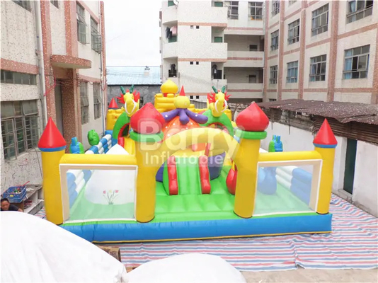 El parque de atracciones inflable amistoso del niño con el patio al aire libre de la impresión explota el castillo de salto