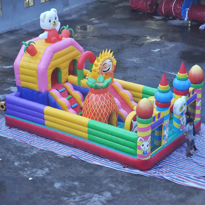 El patio juega los castillos que despiden del salto inflable comercial del aire de la gorila en alquiler