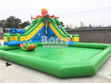 Piscina inflable del castillo de la prenda impermeable verde del tema con la diapositiva del pulpo en la tierra