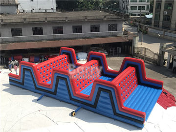 El subir inflable al aire libre gigante rojo corrido, de la carrera de obstáculos 5K del acontecimiento obstáculo inflable 5K