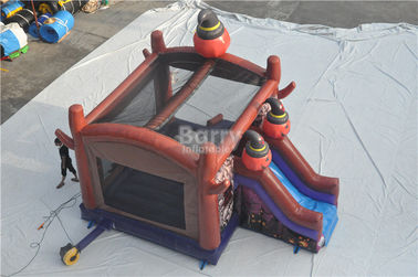 Casa inflable de la despedida de Halloween de los niños por encargo del anuncio publicitario para el partido, acontecimiento