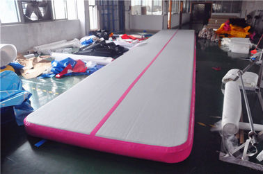 Pequeños rosados explotan la estera de la gimnasia, pista inflable de la caída para el hogar