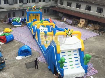 Alquiler inflable gigante azul y amarillo alegre de la carrera de obstáculos con el tiroteo del baloncesto