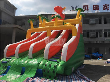 Tobogán acuático inflable del doble del dinosaurio del PVC para la piscina con la cama del aterrizaje