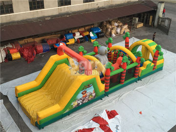Casa inflable desafiadora de la despedida de la carrera de obstáculos roja, azul, negro