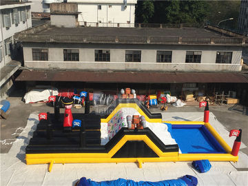 El tema grande del barco pirata del funcionamiento inflable extremo de Barry explota la carrera de obstáculos