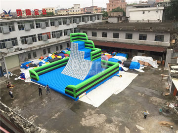 Carrera de obstáculos inflable al aire libre verde de la pared que sube con la estera inferior