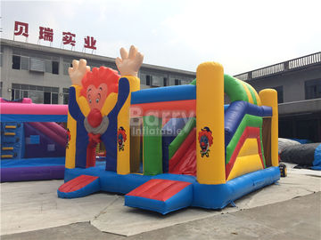 Pequeña casa industrial grande de la despedida del niño o del payaso de los niños en liquidación