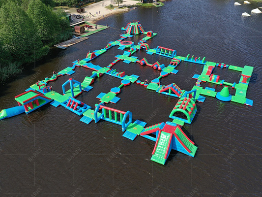 Un patio de juegos de agua impermeable y personalizado para disfrutar de la experiencia más divertida