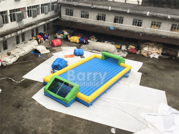 Puerta cerca de la arena inflable al aire libre del fútbol del jabón de la puerta, campo de fútbol inflable del agua con la parte inferior