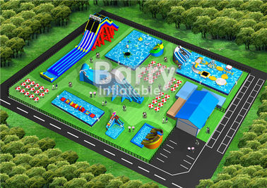 El anuncio publicitario explota el equipo inflable del parque del agua para los niños y los adultos