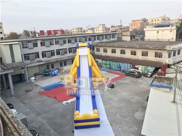Tobogán acuático inflable comercial amarillo grande al aire libre del jardín público con la piscina