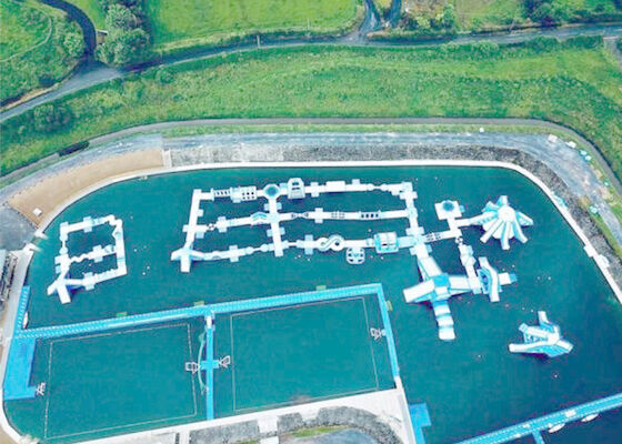 juegos flotantes inflables del parque del agua de la lona del PVC de 0.9m m para la piscina del hotel