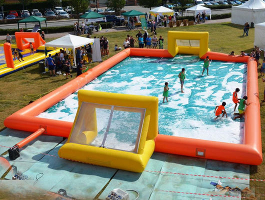 el juego de campo de fútbol inflable del jabón del PVC de 0.55m m modificó para requisitos particulares completamente