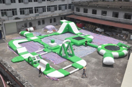 Parque flotante inflable por diversión EN14960 del agua del patio verde