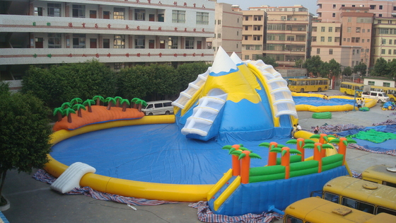 Parque inflable del agua de la resistencia de la lona ULTRAVIOLETA del PVC con la piscina atada bien