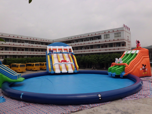 Toboganes acuáticos inflables gigantes del parque inflable al aire libre del tobogán acuático con la piscina