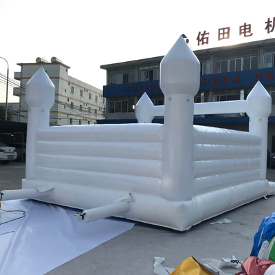 Castillo inflable del ODM que salta casandose el anuncio publicitario de la gorila