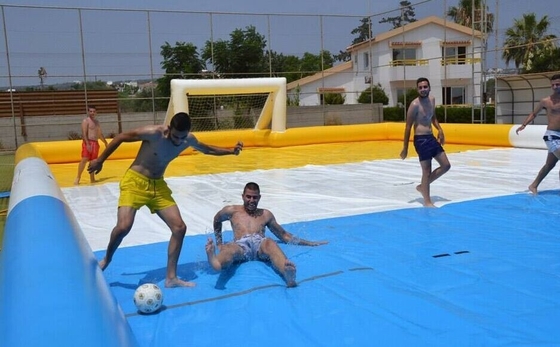 Los juegos inflables de los deportes del Tripple de la lona doble de la puntada jabonan el campo de fútbol