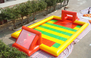 Campo de fútbol inflable del juego asombroso del deporte, campo inflable colorido del partido de fútbol del PVC