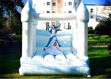 Gorila inflable del color blanco y azul, casandose a la gorila inflable para la venta