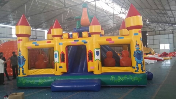 Mano que pinta el castillo de salto de la gorila de la diversión inflable del parque de atracciones