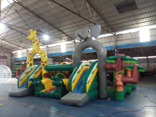 los niños inflables del parque temático del trampolín de los 8x6m juegan el equipo del parque de atracciones