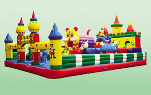 Parque de atracciones inflable de la puntada del Tripple que despide la carrera de obstáculos del castillo