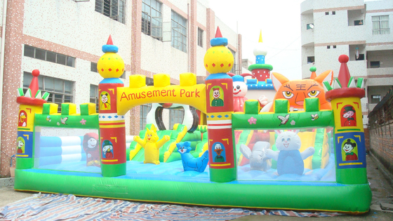 Castillo animoso de los niños inflables del parque temático de la lona de los juegos del patio